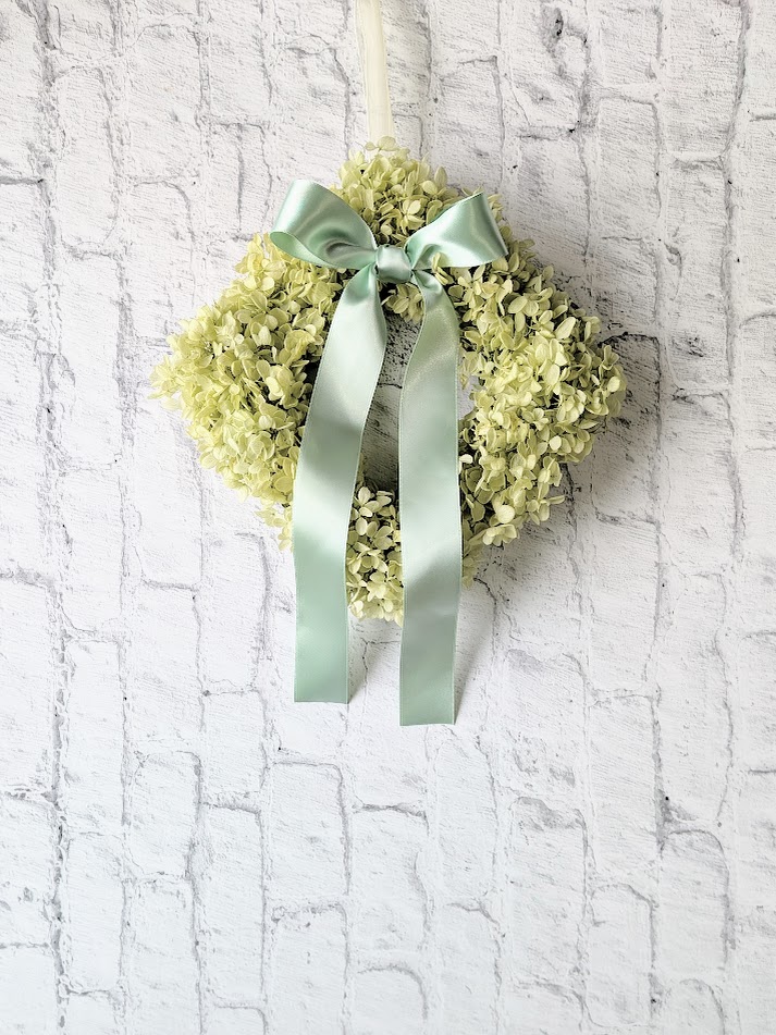 画像: 爽やかミントグリーンの紫陽花とリボンのリース（プリザーブドフラワー）