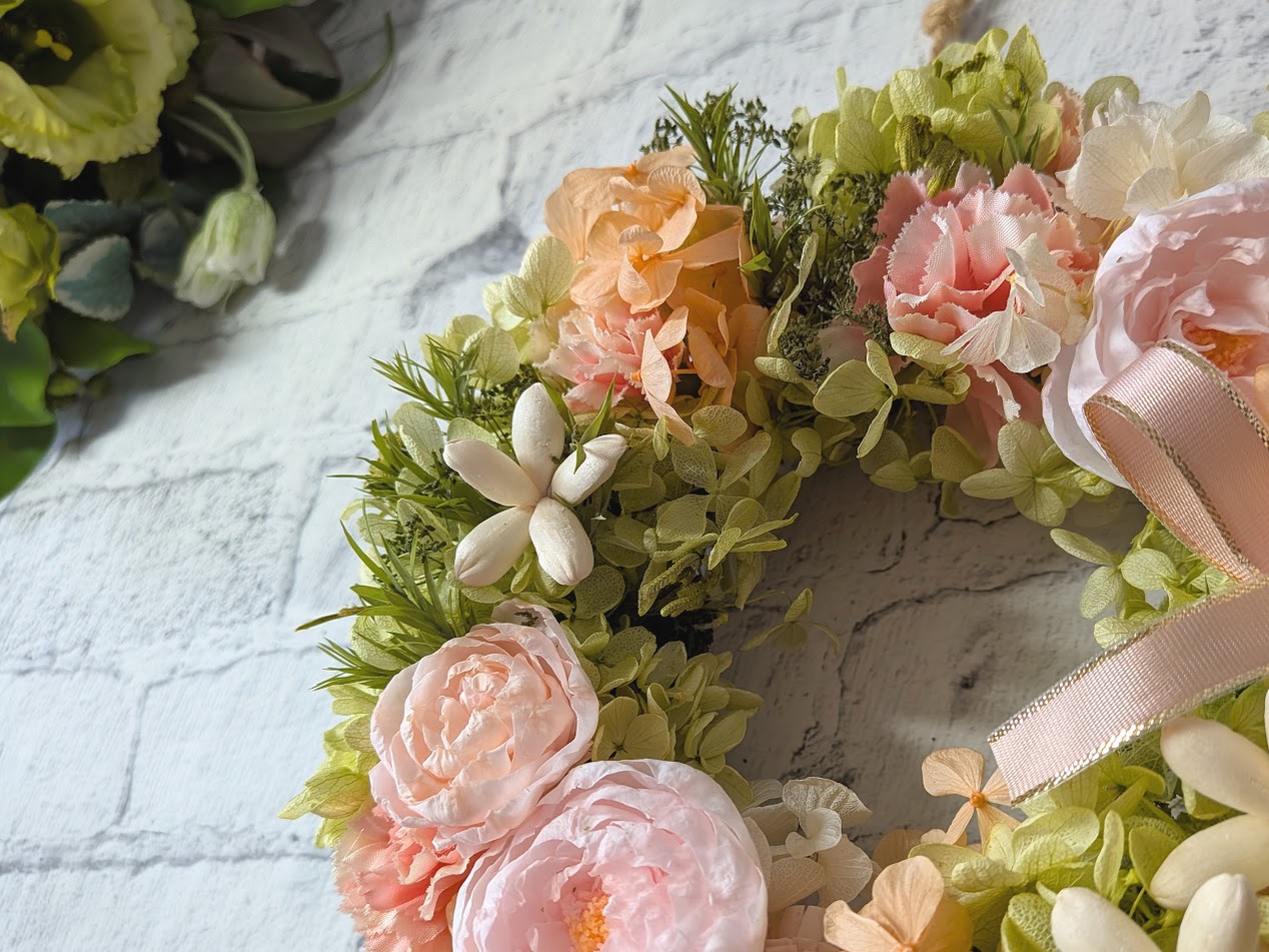 画像: ふんわりピンクの薔薇とアジサイの大人可愛いリース（プリザーブドフラワーリース）