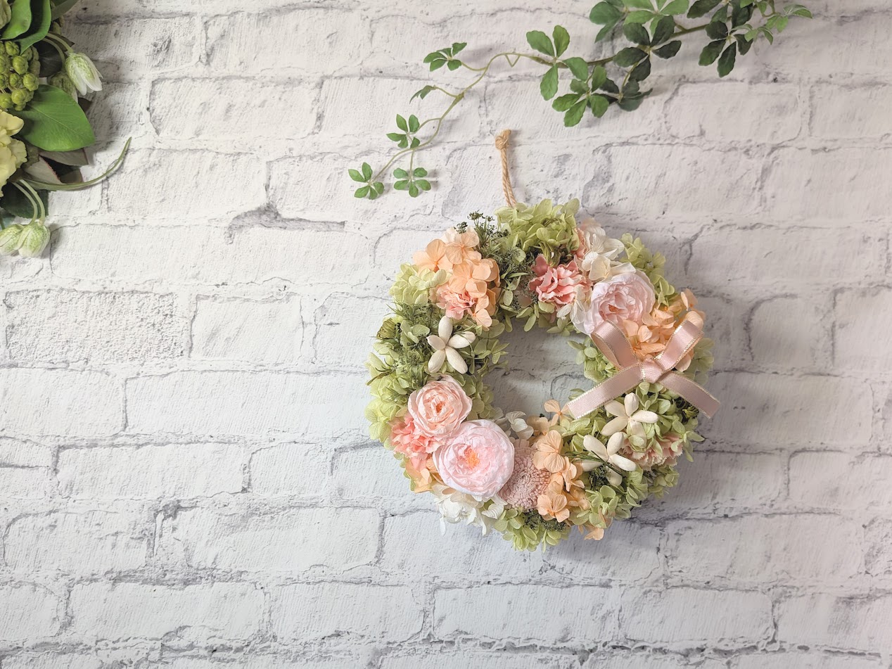 画像: ふんわりピンクの薔薇とアジサイの大人可愛いリース（プリザーブドフラワーリース）