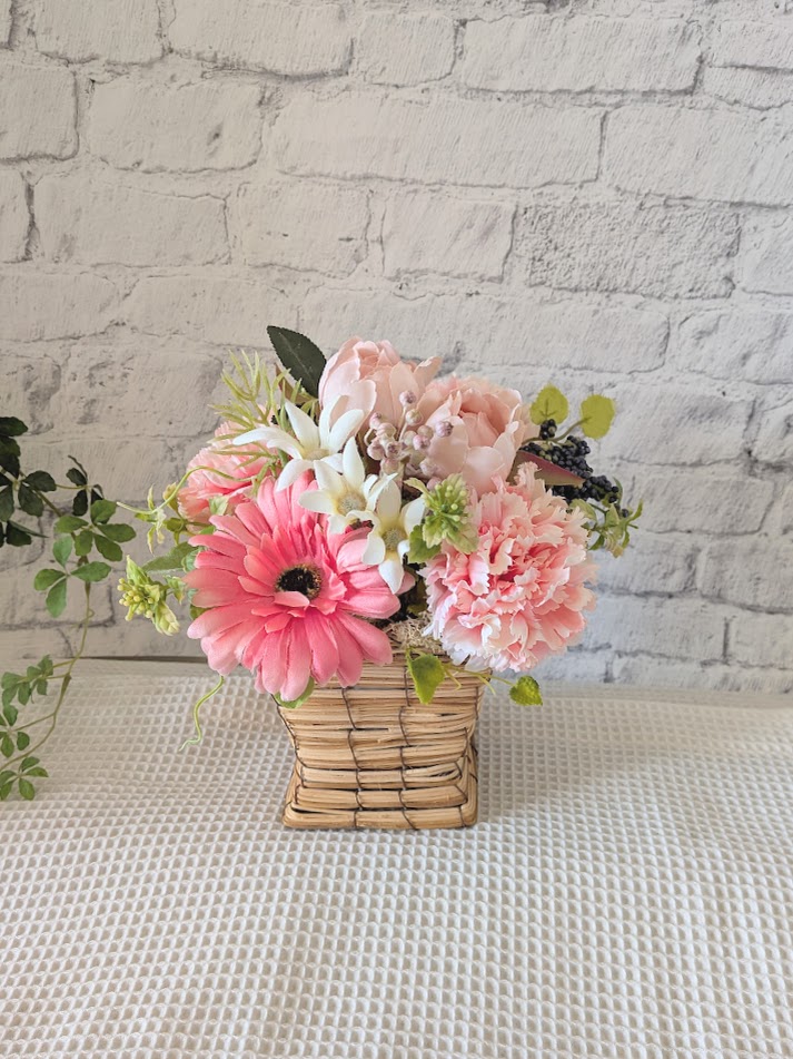 画像: 【母の日/お祝い】愛らしいピンクのカーネーションとガーベラのバスケットギフト（アートフラワー）