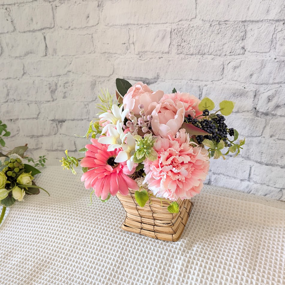 画像1: 【母の日/お祝い】愛らしいピンクのカーネーションとガーベラのバスケットギフト（アートフラワー）