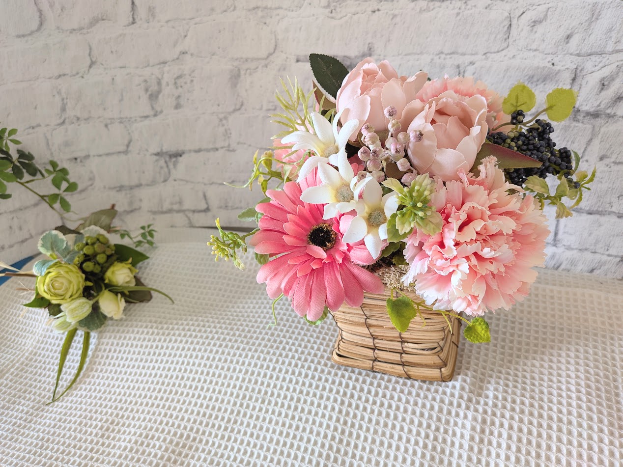 画像: 【母の日/お祝い】愛らしいピンクのカーネーションとガーベラのバスケットギフト（アートフラワー）