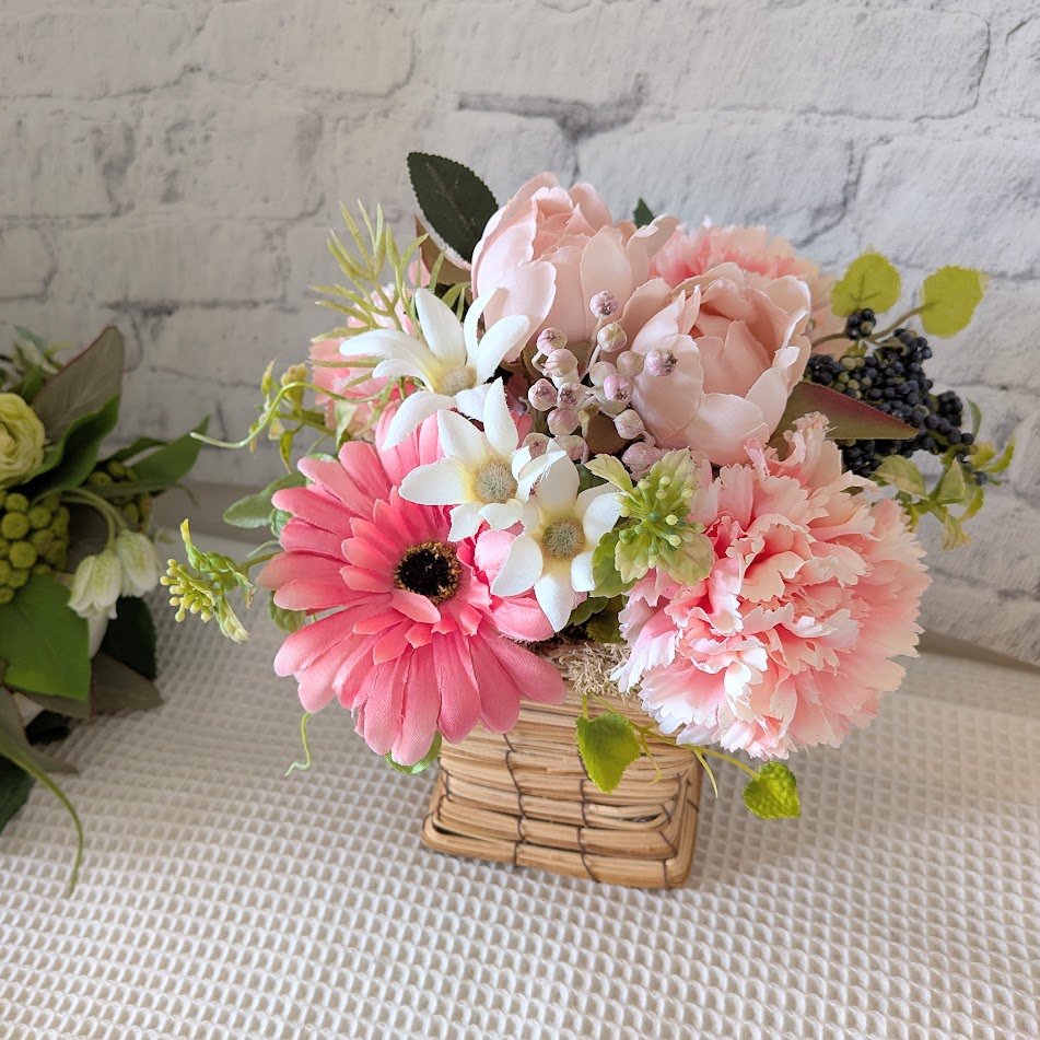 画像: 【母の日/お祝い】愛らしいピンクのカーネーションとガーベラのバスケットギフト（アートフラワー）