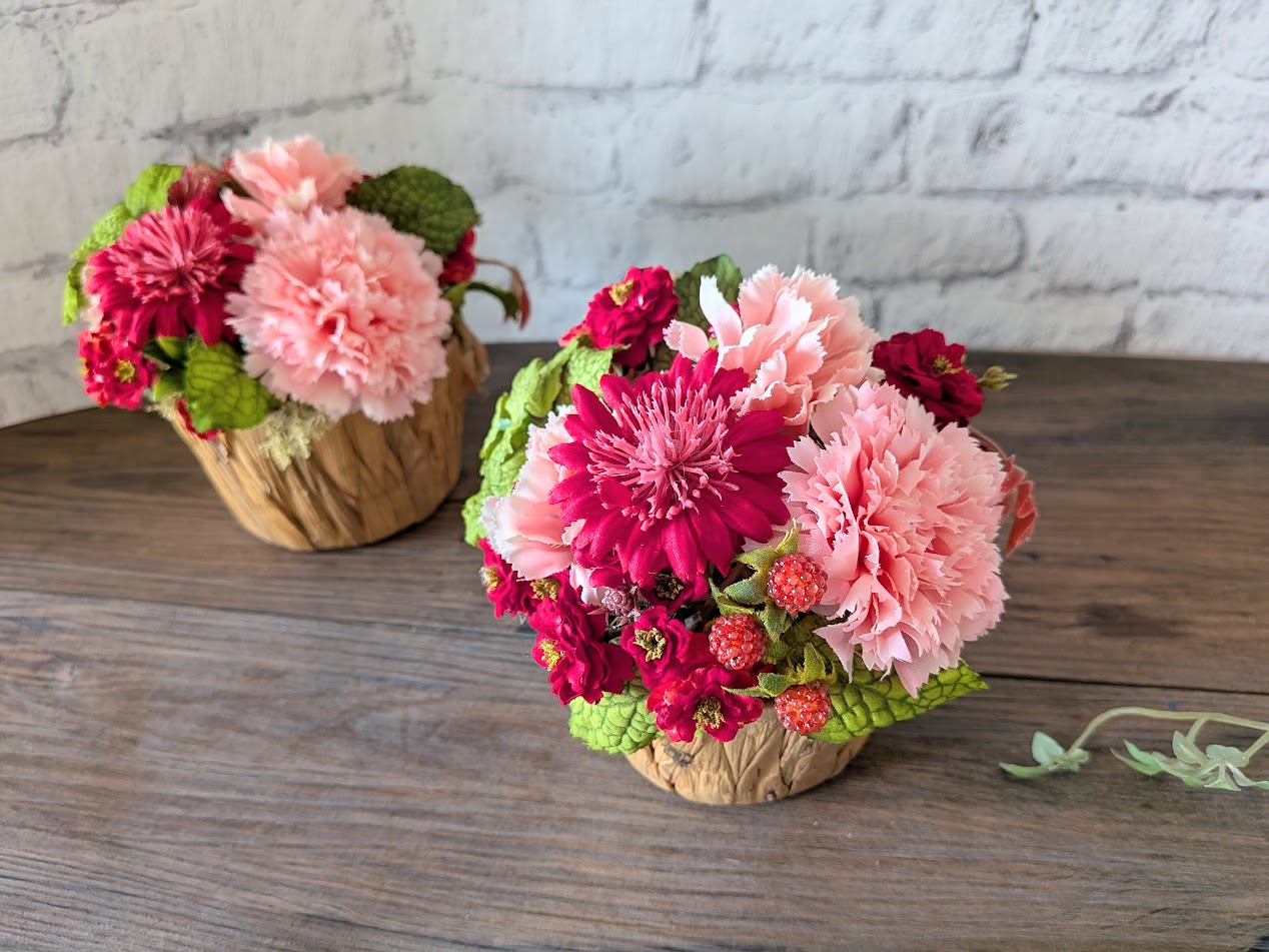 画像: 【母の日ギフトに】カーネーションと野イチゴのバスケットアレンジ（アーティフィシャルフラワー）