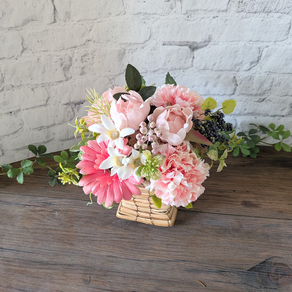 画像: 【母の日ギフトに】カーネーションとガーベラのバスケット（アーティフィシャルフラワー）