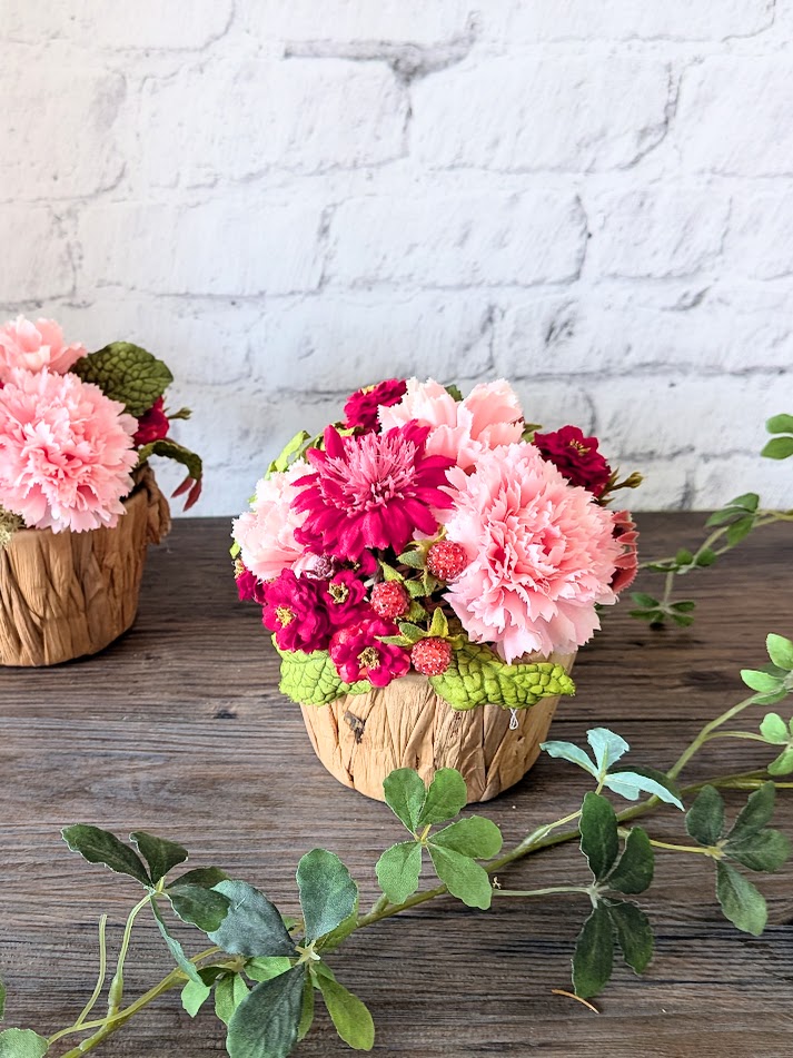 画像: 【母の日ギフトに】カーネーションと野イチゴのバスケットアレンジ（アーティフィシャルフラワー）