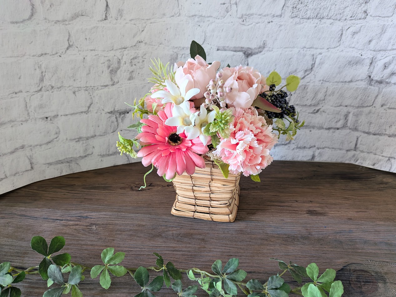 画像: 【母の日ギフトに】カーネーションとガーベラのバスケット（アーティフィシャルフラワー）