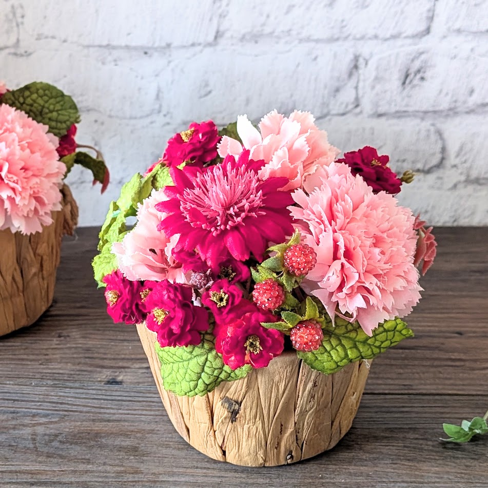 画像: 【母の日ギフトに】カーネーションと野イチゴのバスケットアレンジ（アーティフィシャルフラワー）