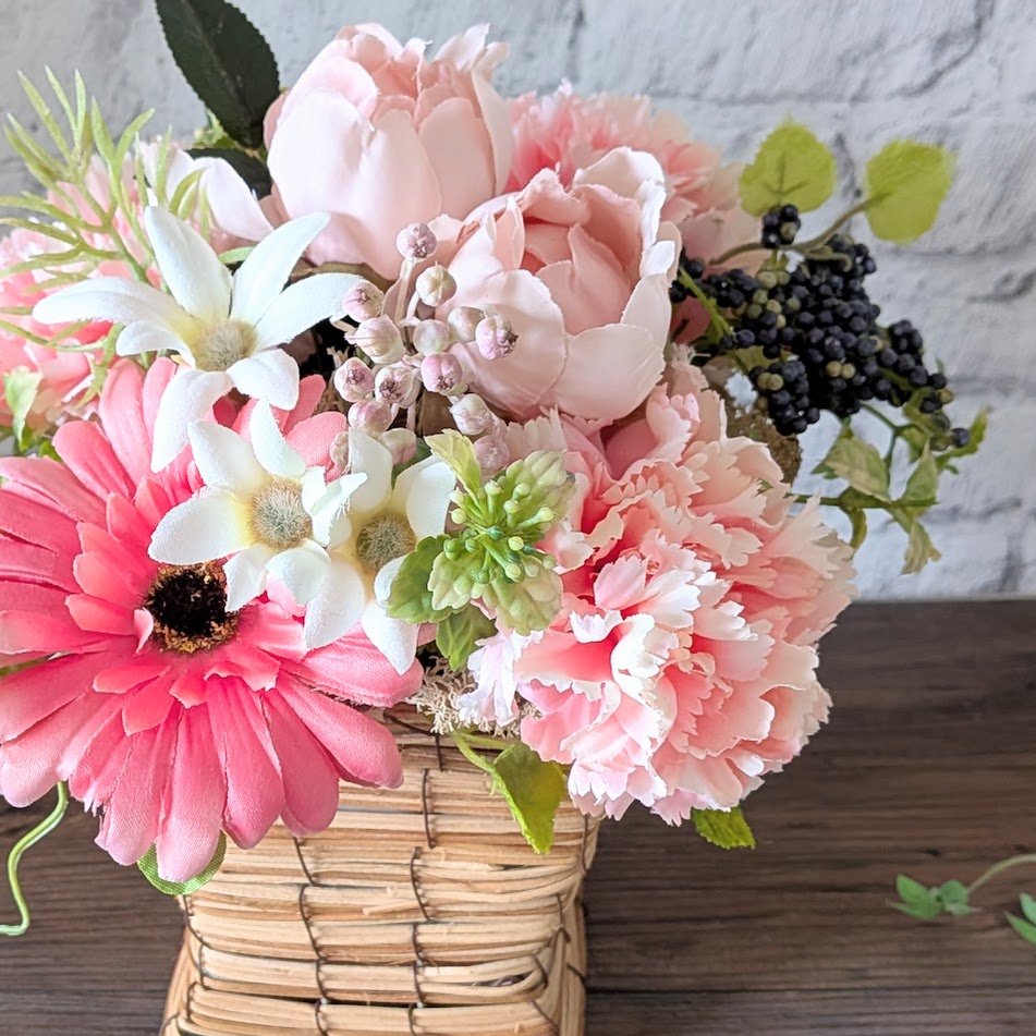 画像: 【母の日ギフトに】カーネーションとガーベラのバスケット（アーティフィシャルフラワー）